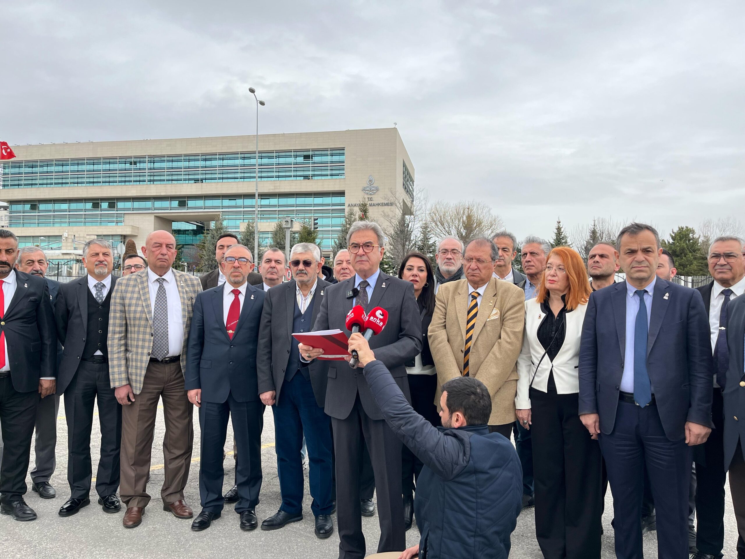 Zafer Partisi Genel Başkanı Ümit Özdağ’a Yönelik Gözaltı Kararına Tepki: Anayasa Mahkemesi Önünde Açıklama Yapıldı