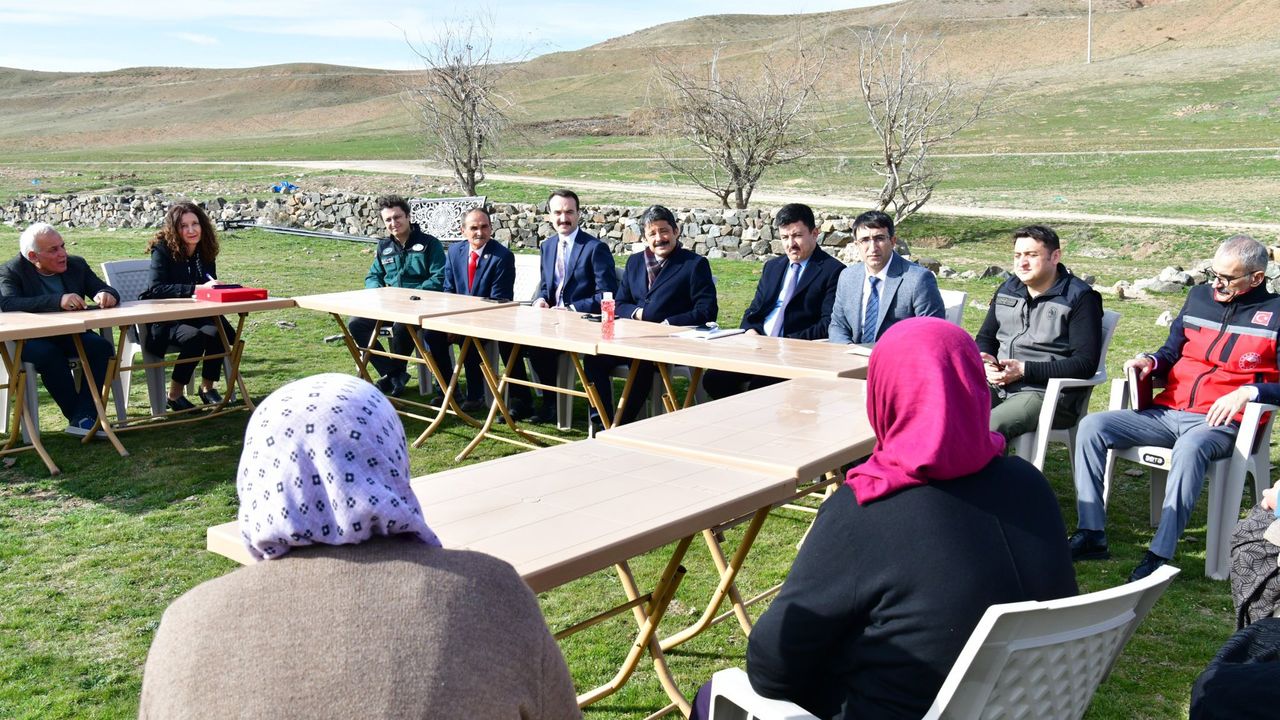 Kırşehir Valisi Murat Sefa Demiryürek, Akpınar İlçesinde Halkla Buluştu: Coşku ve Çözüm Odaklı Ziyaret!