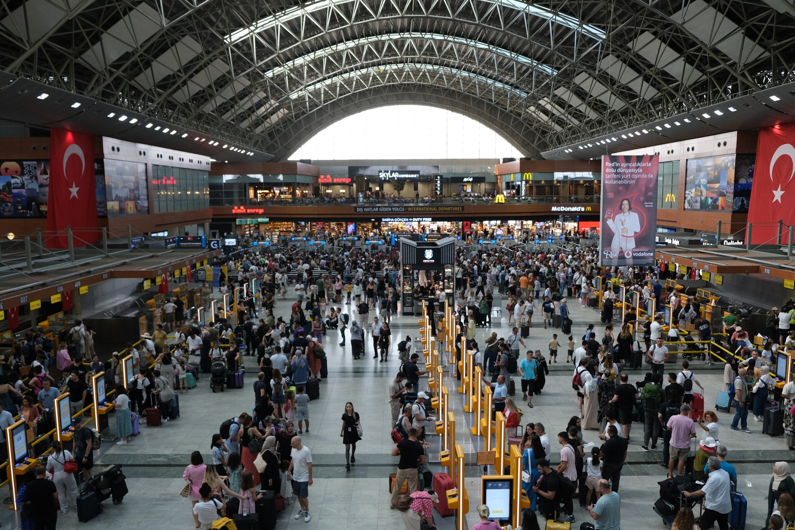 İstanbul Sabiha Gökçen Havalimanı, Tarihinin En Yoğun Gününü Yaşadı: 147.781 Yolcuyla Yeni Rekor!