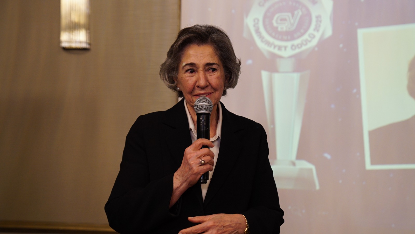 19. Çağdaş Yaşam Cumhuriyet Ödülü Kadın Hakları Savunucusu Av. Nazan Moroğlu’na Verildi