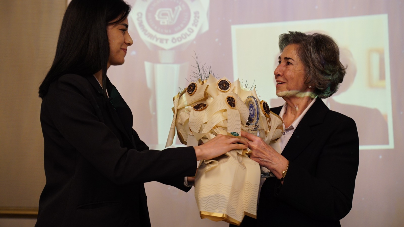 19. Çağdaş Yaşam Cumhuriyet Ödülü Kadın Hakları Savunucusu Av. Nazan Moroğlu'na Verildi