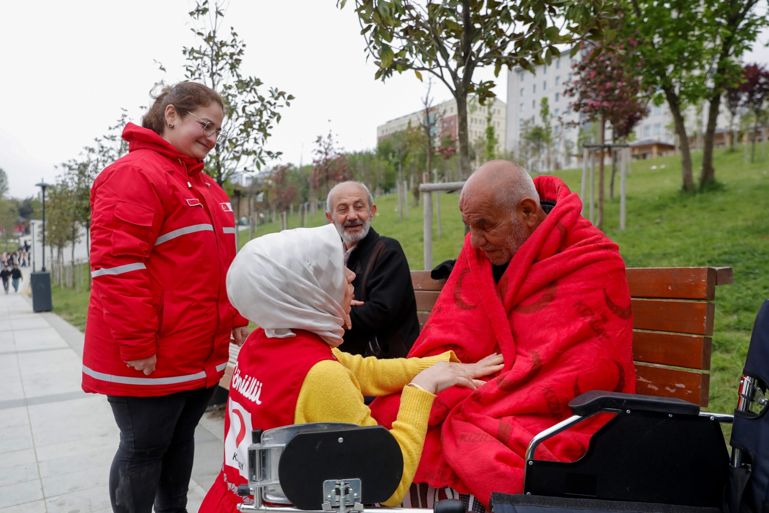 Kızılay, Deprem Sonrası Evlerine Giremeyen İstanbullulara Beslenme Desteğini Aralıksız Sürdürüyor