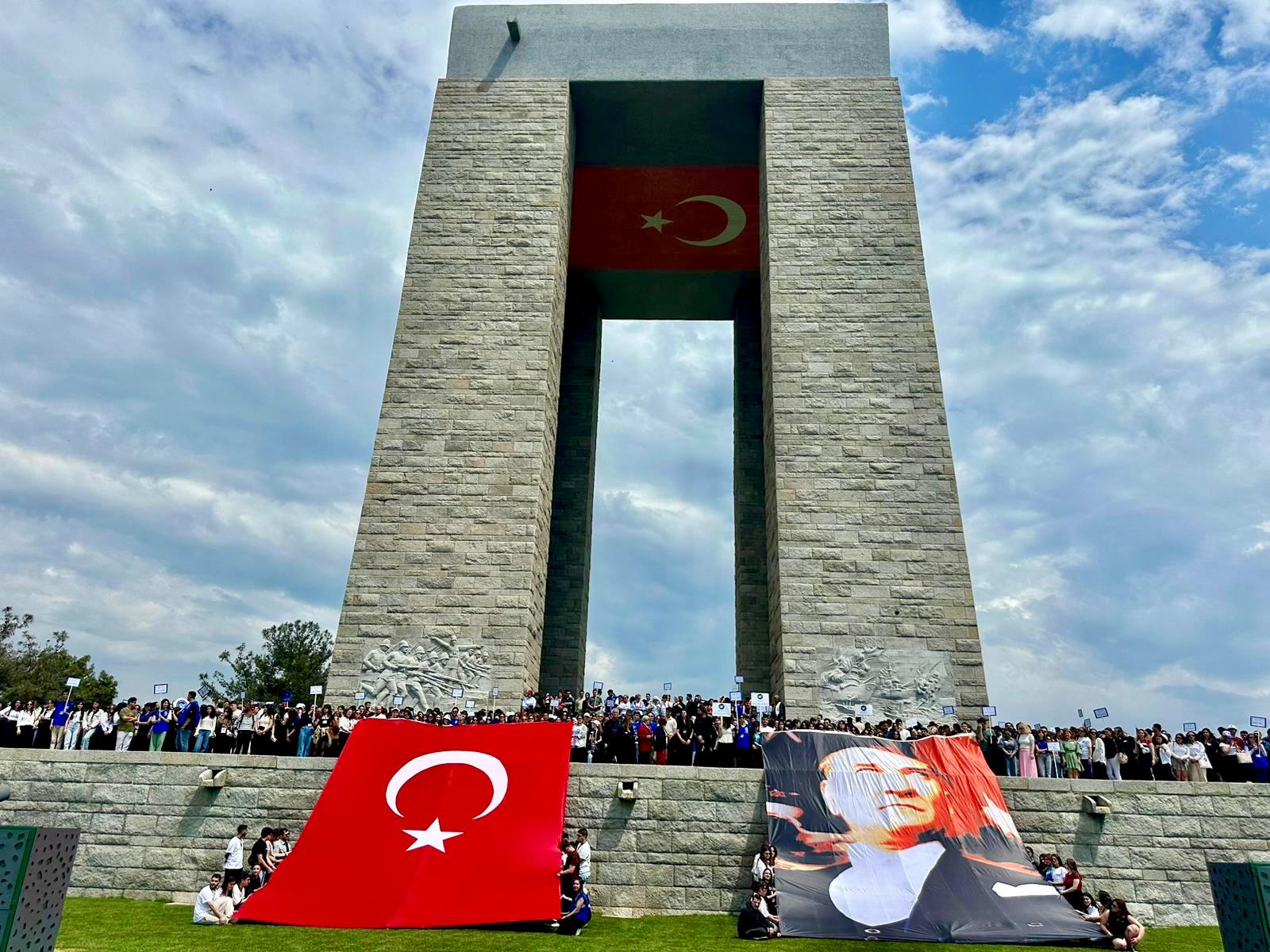 Cumhuriyet Bizimdir, Bizim Kalacak!" – 2500 Genç Çanakkale'de Atasına Seslendi