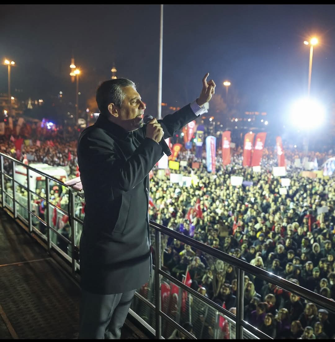 CHP’den Şişli’de “Millet İradesine Sahip Çıkıyor” Mitingi: Özel’den Sert Eleştiriler ve Boykot Değerlendirmesi