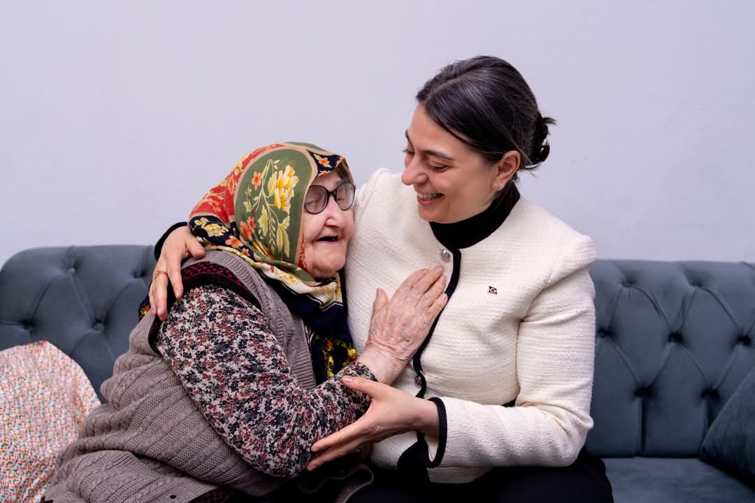 Üsküdar Belediye Başkanı Sinem Dedetaş’tan 91 Yaşındaki Güllü Teyze’ye Samimi Ziyaret