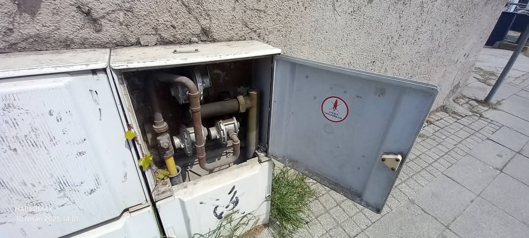Çekmeköy'de Gizemli "Ateşle Yaklaşma" Panosu Korku Salıyor: Kapağı Açık ve Kilitli Olması Gereken Detay Dikkat Çekiyor