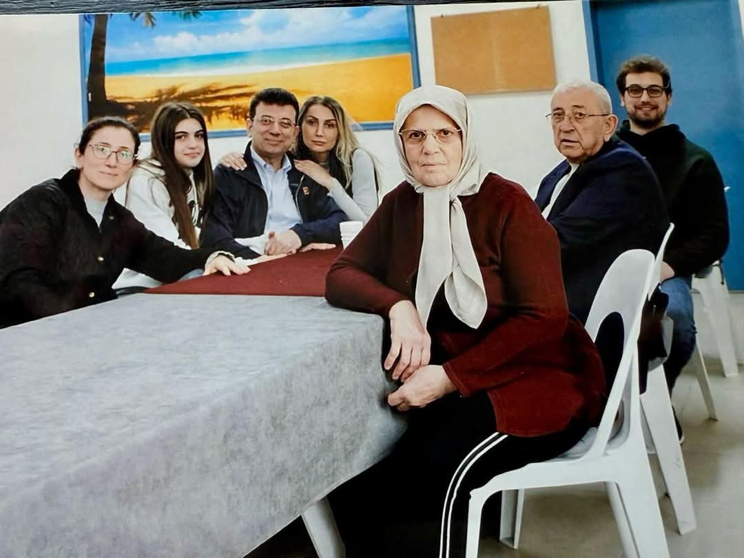 Özgen Nama'dan İmamoğlu Ailesinin Karesine Dokunaklı Yorum: "Bir Halkın Sabrı ve İnancı Bu Fotoğrafta"