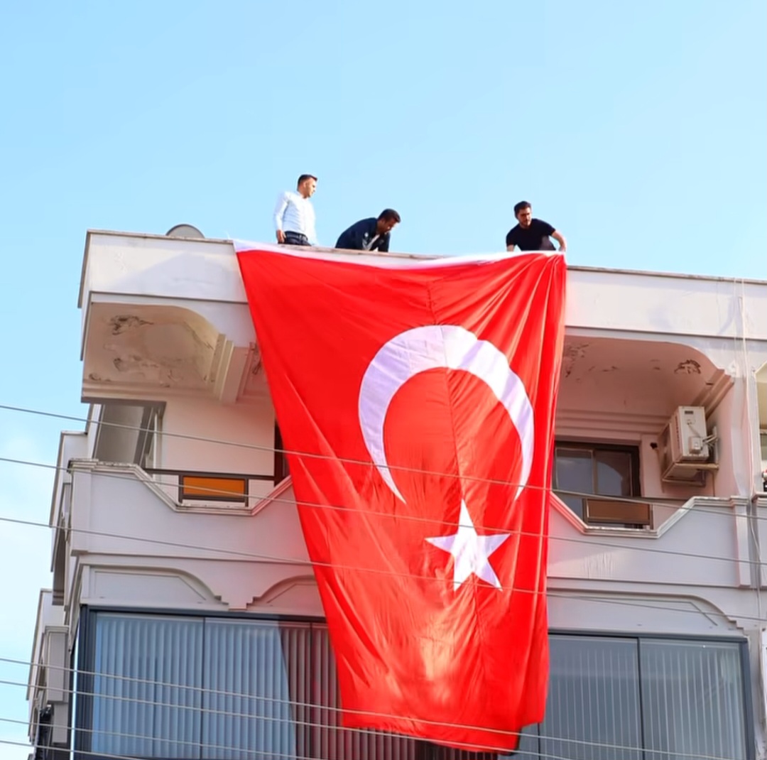 Marmaris'te Bayrak Seferberliği: "Bu Bayrağı Mücadelemizin Tam Kalbine Astık"