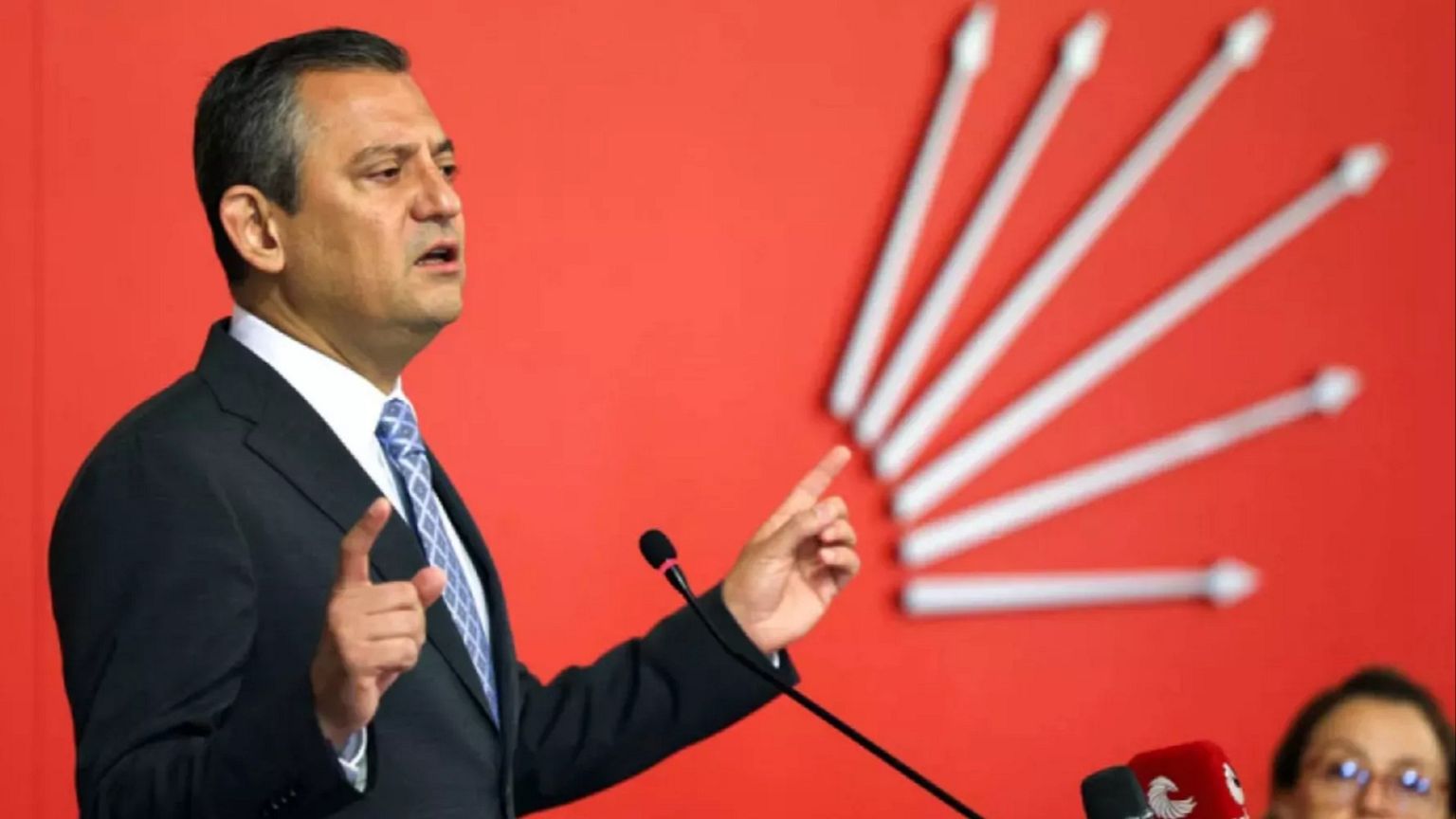 CHP Genel Başkanı Özgür Özel’den “İmamoğlu’nun Gizli Telefonu” İddialarına Sert Yanıt
