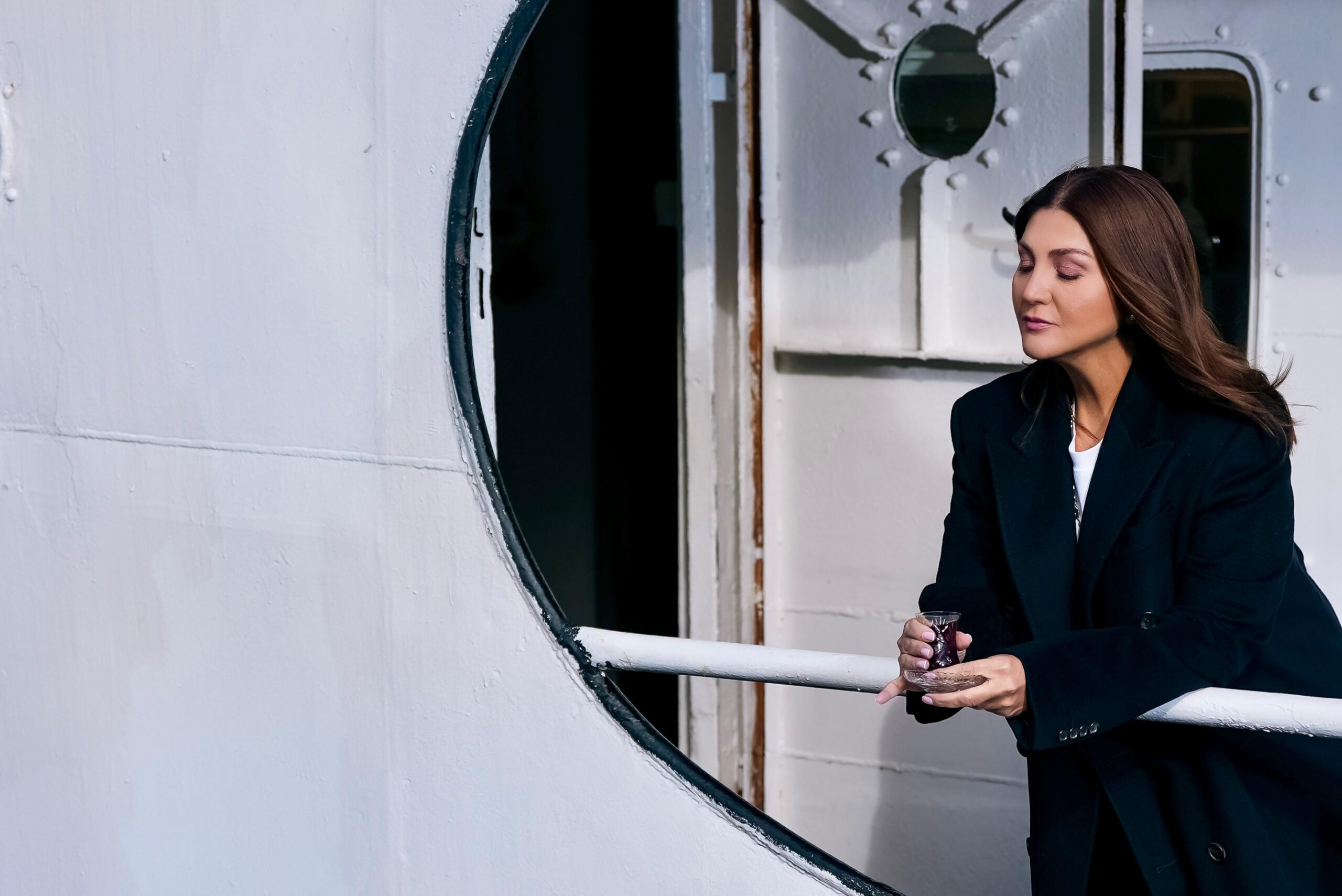 Sibel Can’dan Boğazda Klip Sürprizi: “Pes” Şarkısına Büyüleyici Görüntülerle Klip