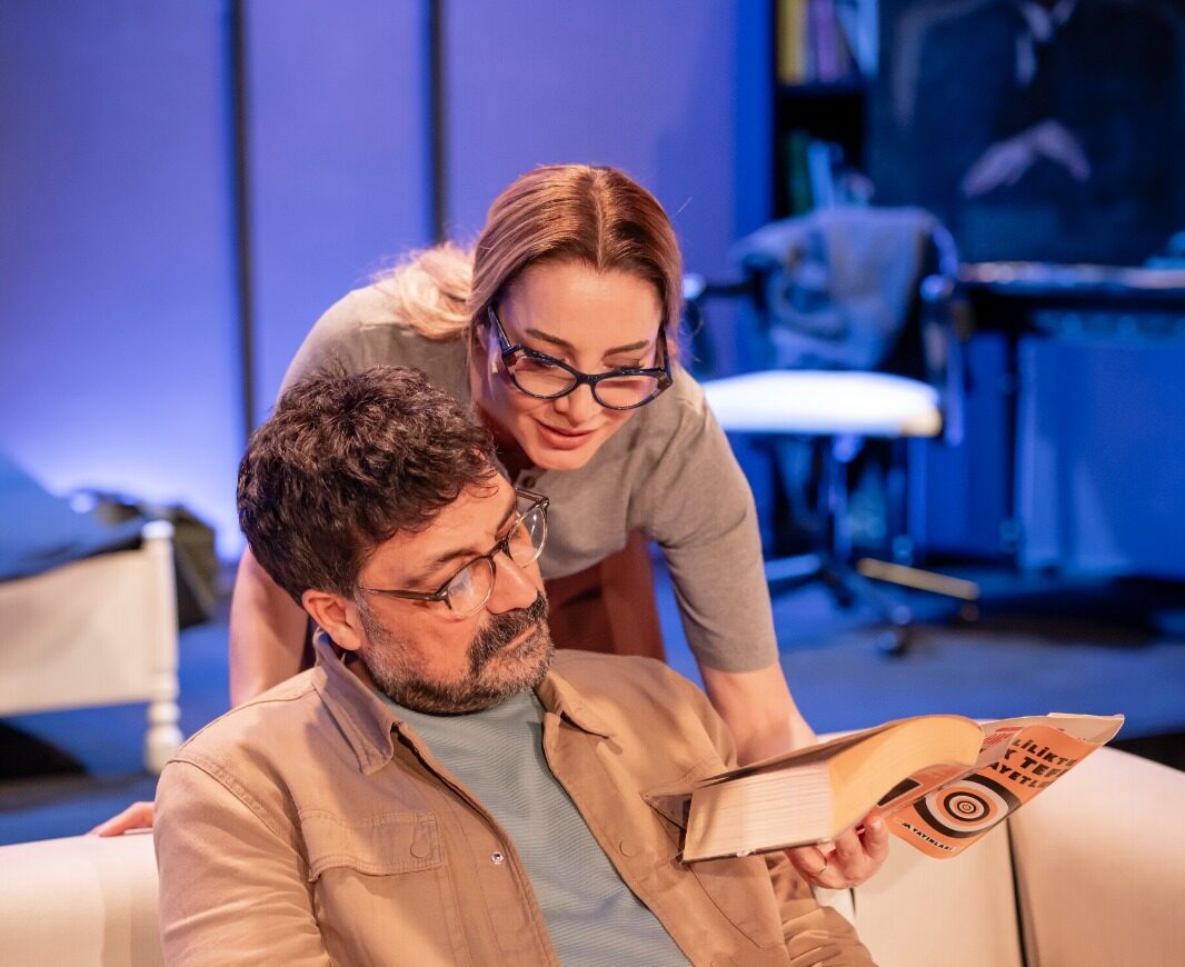 Evlilikte Ufak Tefek Cinayetler” Dolunay Soysert ve Bülent İnal İle Perde Açıyor