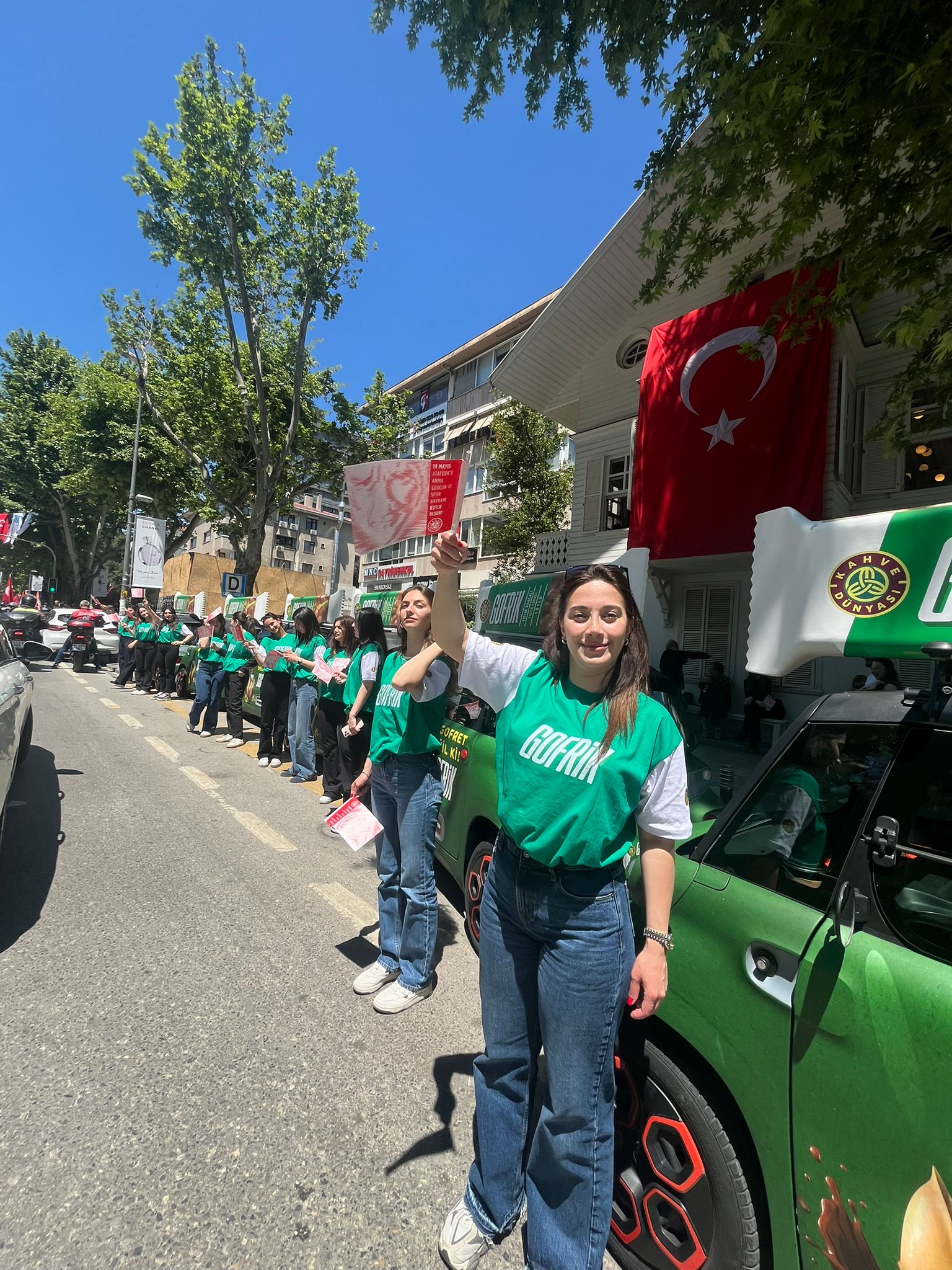 Kahve Dünyası’ndan Kadıköy’de 19 Mayıs Coşkusu: Bando, Gofrik ve İkramlarla Bayram Kutlaması