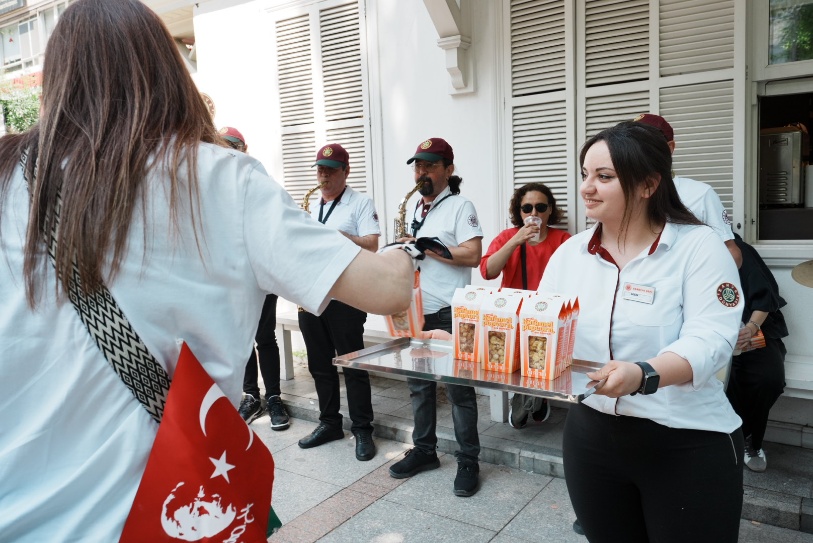 Kahve Dünyası’ndan Kadıköy’de 19 Mayıs Coşkusu: Bando, Gofrik ve İkramlarla Bayram Kutlaması