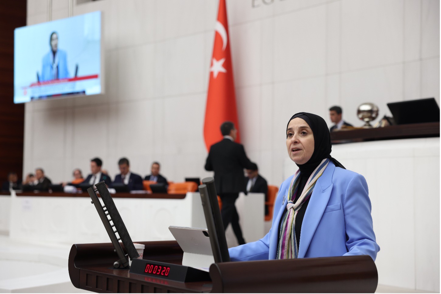 DEVA Partisi'nden ‘Aile Yılı' İlanına Tepki: "Gençler Evlenemiyor, Evlenen Geçinemiyor"