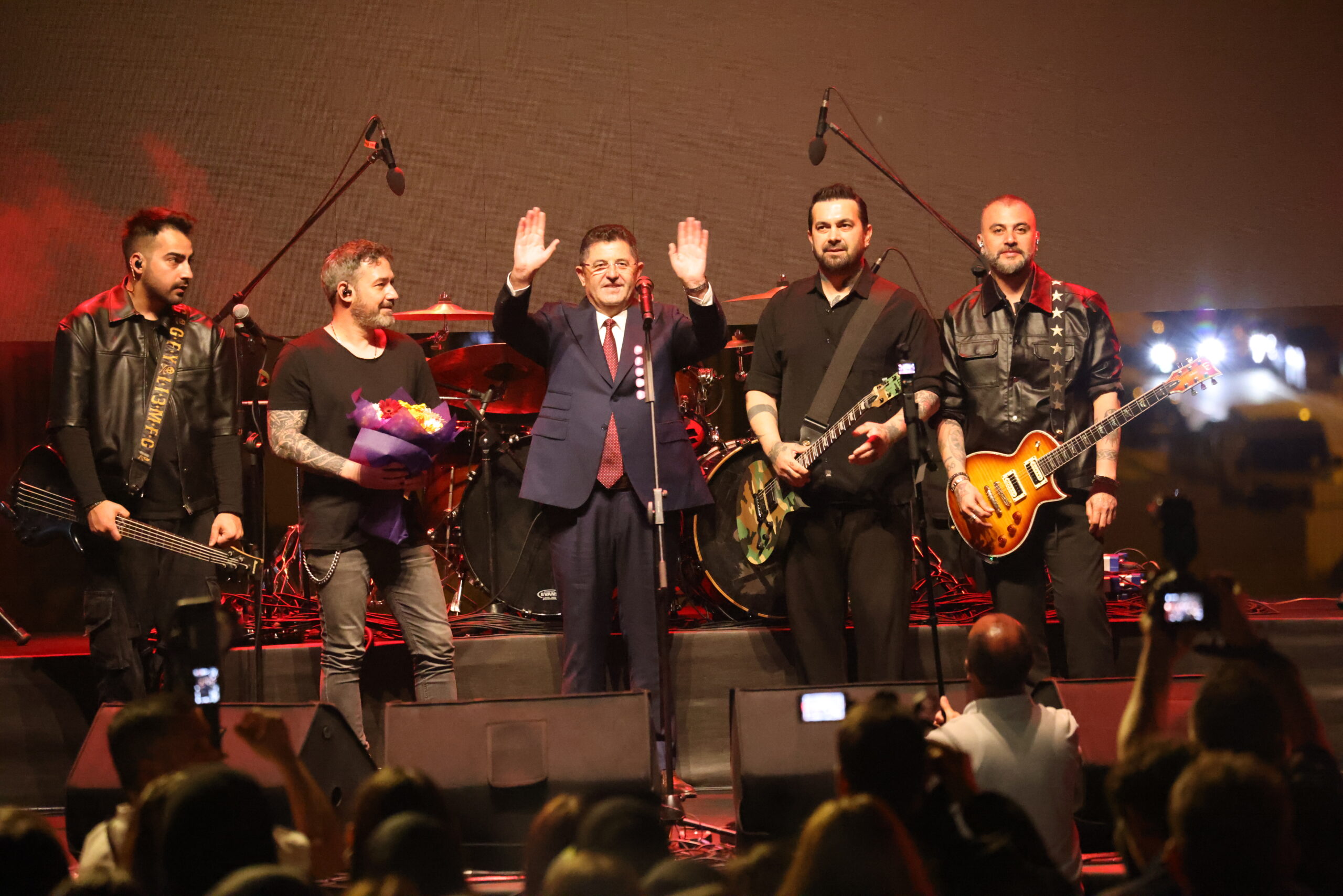 Çekmeköy’de 19 Mayıs Coşkusu: Gençlik Festivali PERA Konseriyle Taçlandı