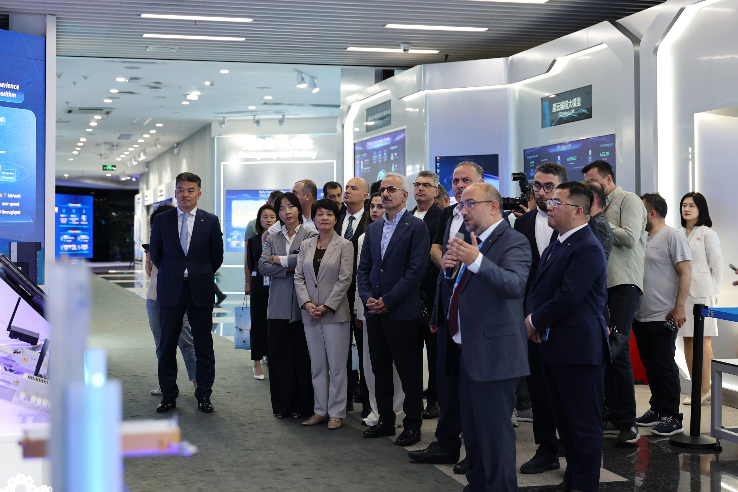Ulaştırma Bakanı Uraloğlu, ZTE Genel Merkezi’nde Dijital Dönüşüm Zirvesinde