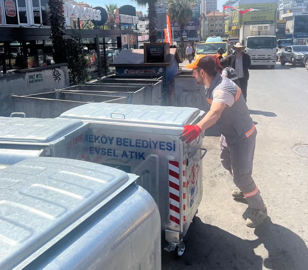 Çekmeköy Belediyesi’nden Temizlik Hamlesi: Eskiyen Çöp Konteynerleri Yenileniyor