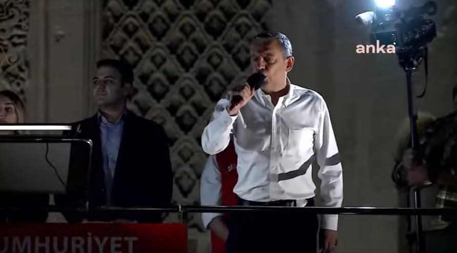 CHP’nin Beyazıt Mitinginde Gerilim: Polis Aydınlatma Araçlarını Engelledi, Özel Telefon Işıklarıyla Meydanı Aydınlattı