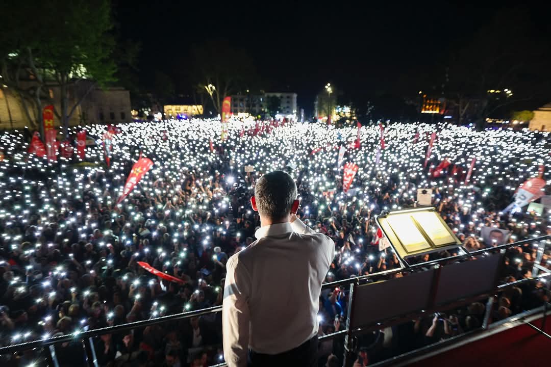 CHP'nin Beyazıt Mitinginde Gerilim: Polis Aydınlatma Araçlarını Engelledi, Özel Telefon Işıklarıyla Meydanı Aydınlattı