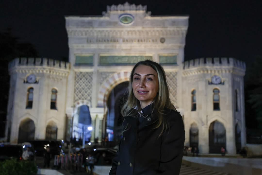 İstanbul Üniversitesi ve İTÜ Önünde 160 Bin Kişilik İmamoğlu Eylemi: Dr. Dilek Kaya İmamoğlu’nun Katılımı ve Mesajı