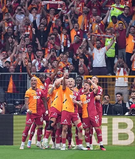 Özgür Özel'den Galatasaray'a Şampiyonluk Tebriği