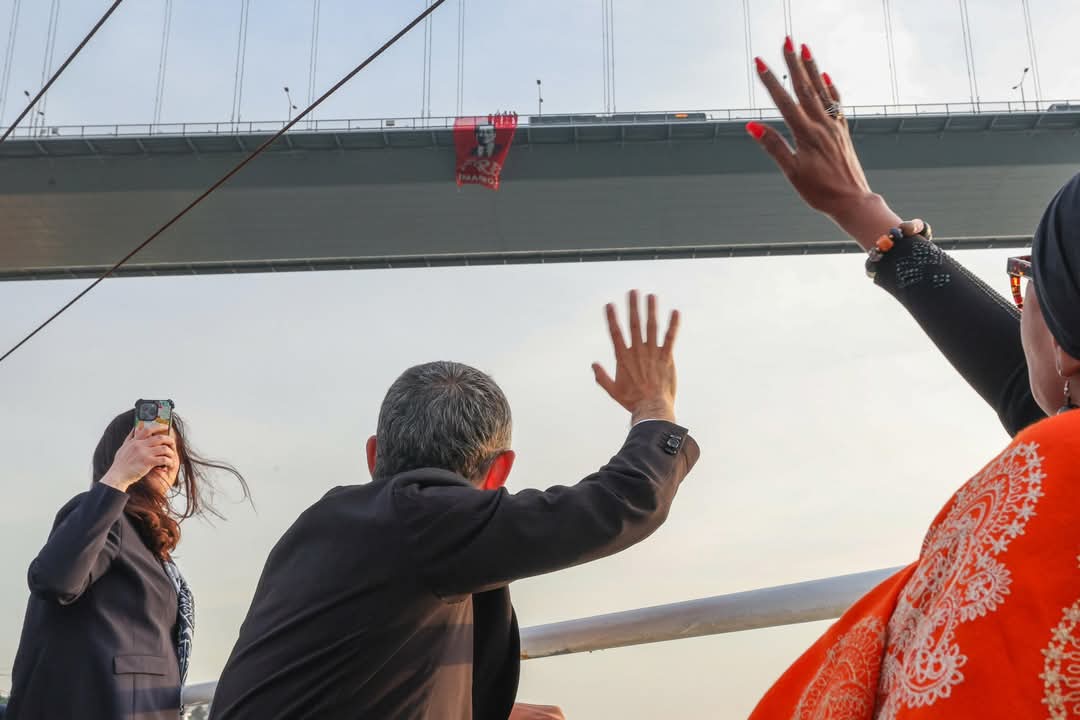 CHP ve Sosyalist Enternasyonal'den Boğaz Köprüsü'nde "Free İmamoğlu" Pankartı