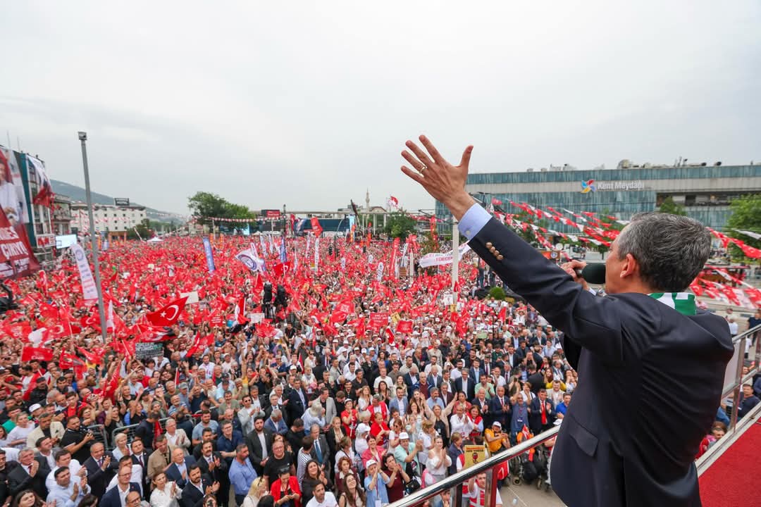 CHP Lideri Özel’den Bursa’da Sert Sözler: “Emekçiye ‘Yok’ Diyenler, Rantçıya Musluğu Açıyor!”