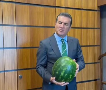 CHP Milletvekili Mustafa Sarıgül’den Karpuzlu Eylem: “1 Dilim Karpuz 100 Lira!”