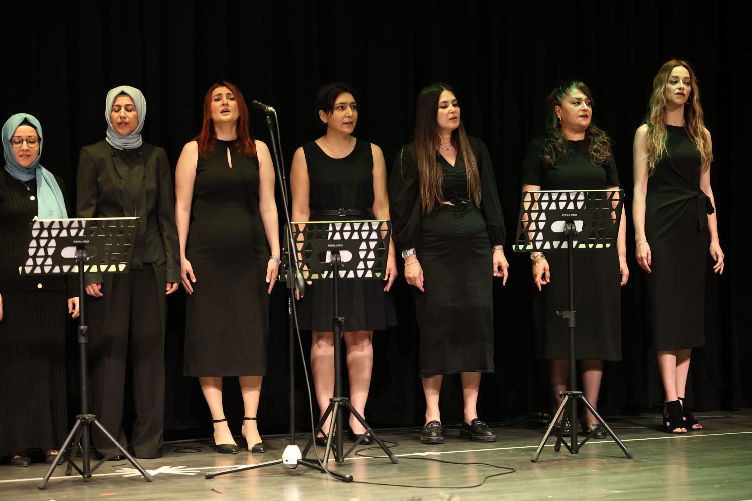 Çekmeköy Anaokulu’ndan Ailelere Müzikli Dokunuş: Şule Çakmak Öncülüğünde Türk Halk Müziği Korosu Sahnedeydi!