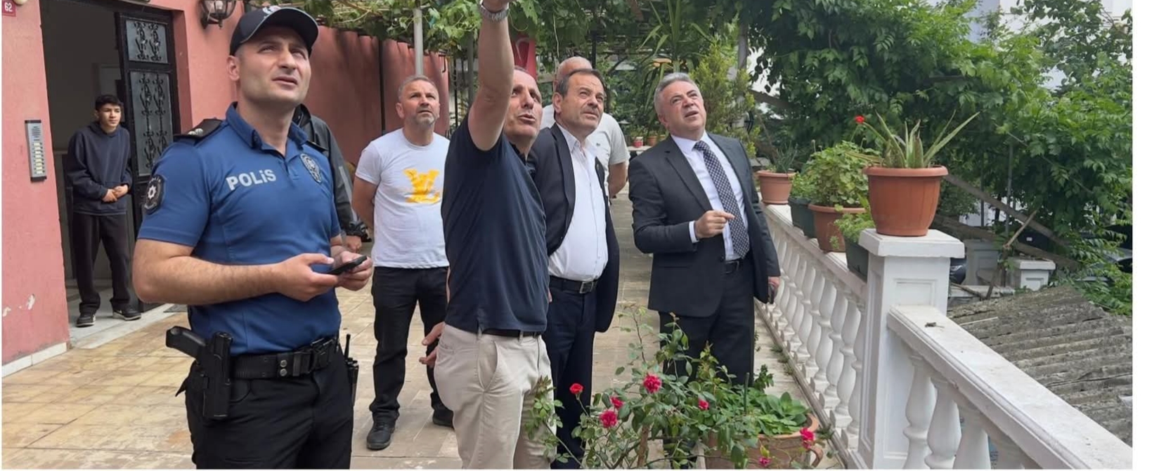 Çekmeköy Kaymakamı Resul Çelik, Güngören Mahallesi'ndeki Yangın Alanında İncelemelerde Bulundu