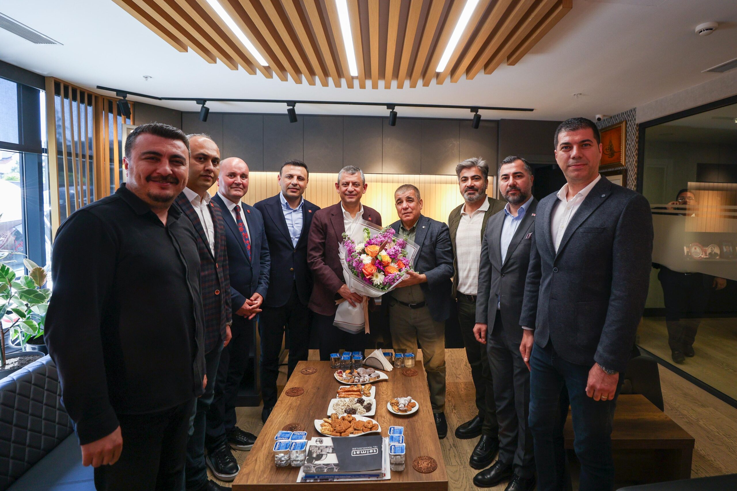 CHP Genel Başkanı Özgür Özel, 24. Dönem Amasya Milletvekili Ramis Topal’a taziye ziyaretinde bulundu.