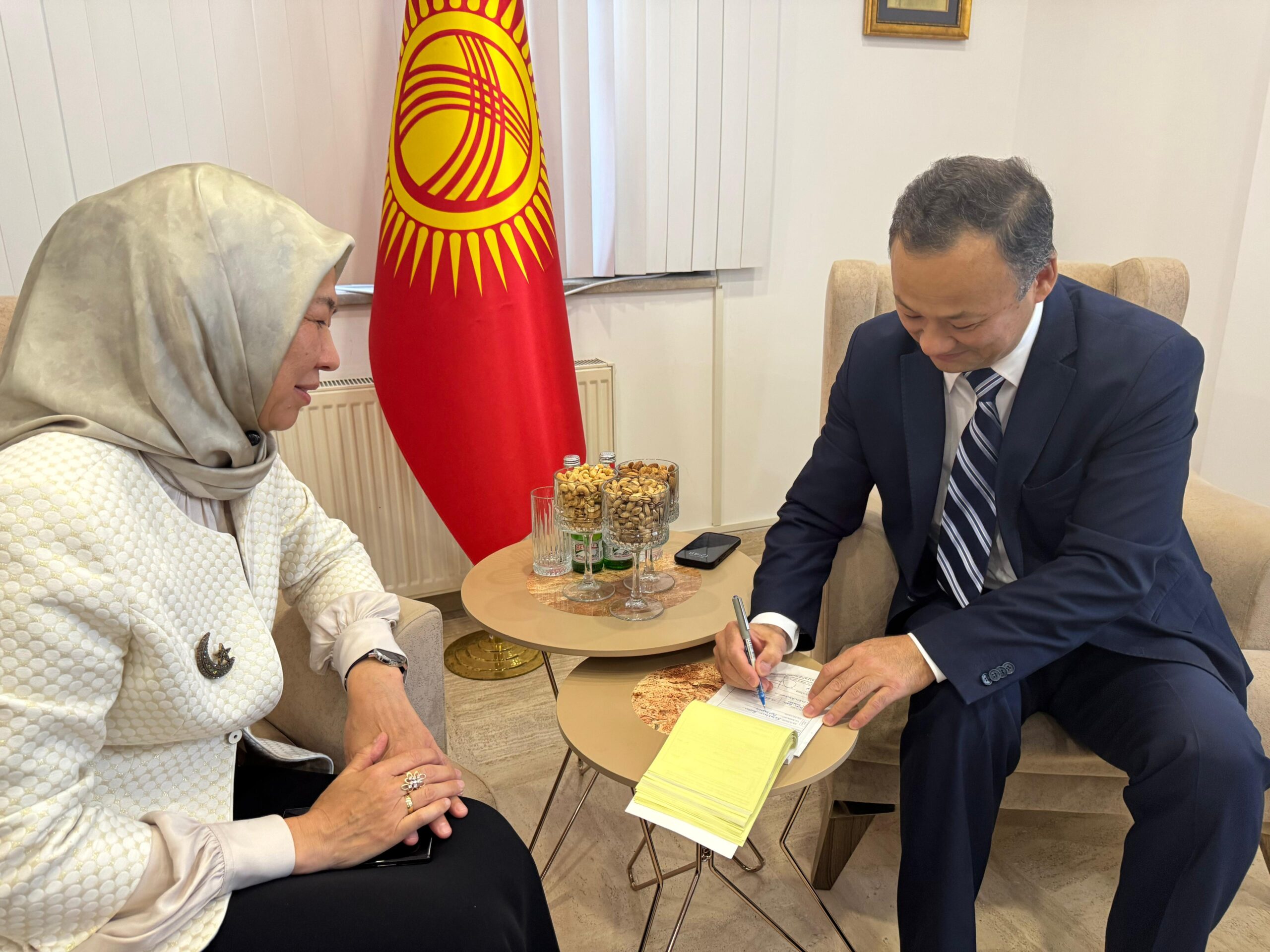 Büyükelçiler kurban vekaletlerini  Türk Kızılay’a verdi