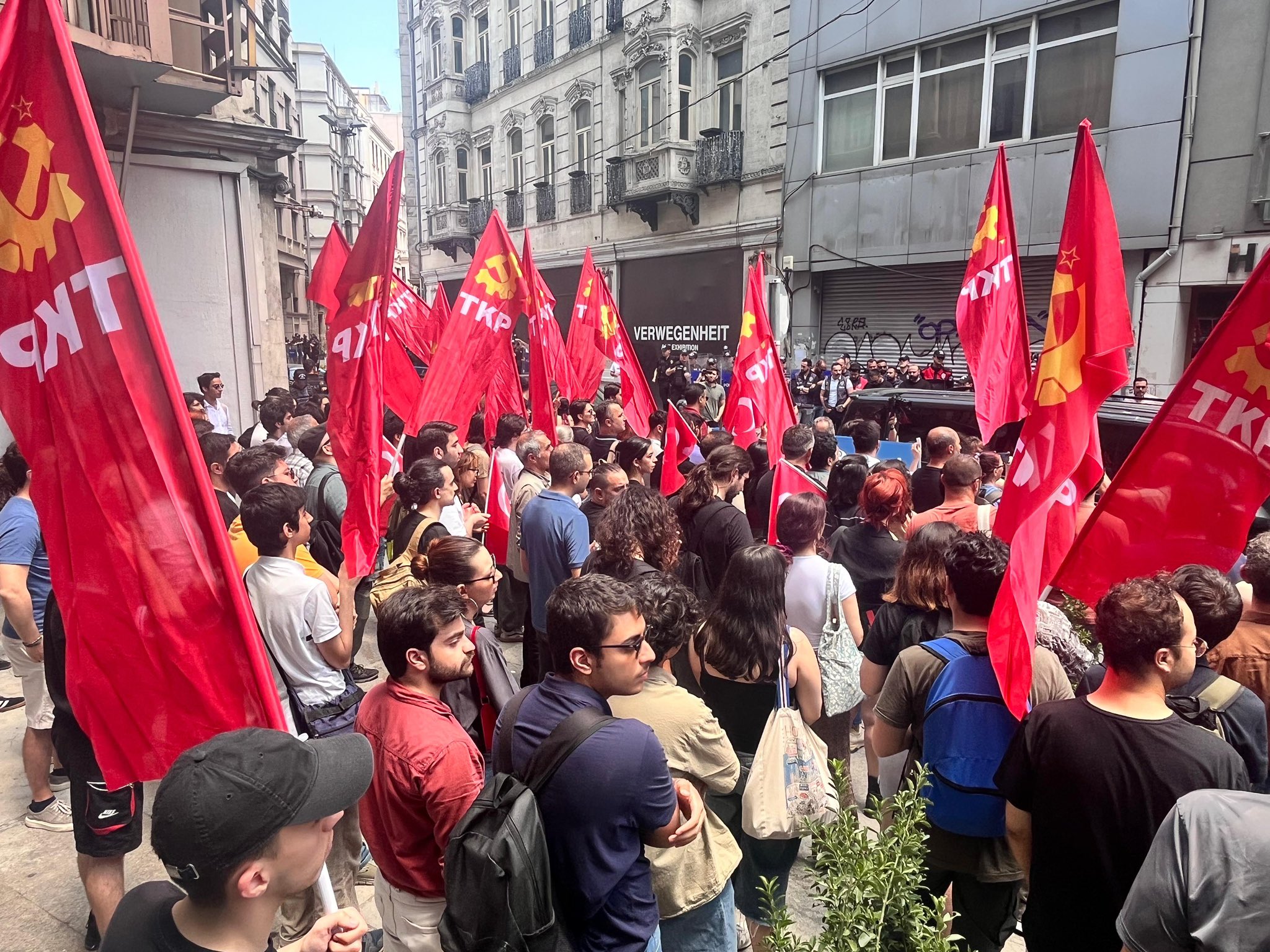 TKP'den TÜSİAD Önünde Sert Protesto: “Bu Ülkeyi Holdinglere Bırakmayacağız”