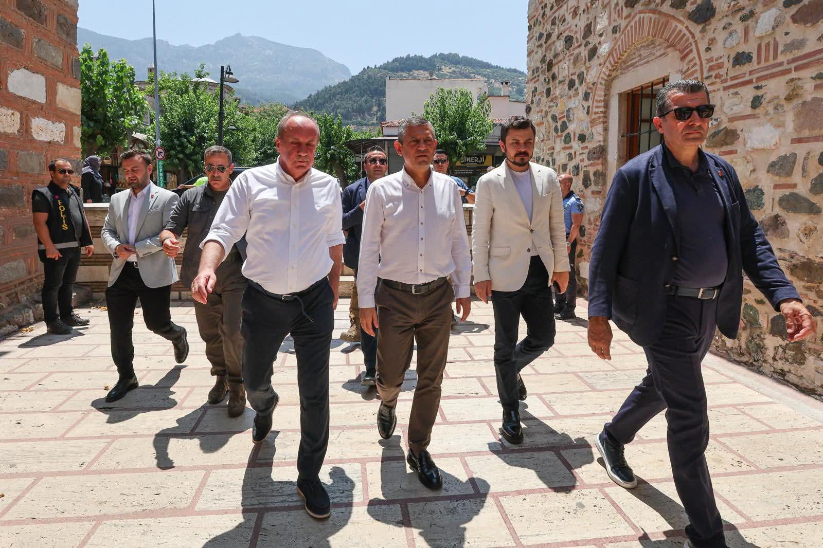 Özel ve İnce Manisa'da Bir Araya Geldi: Siyasi Dayanışma Mesajı