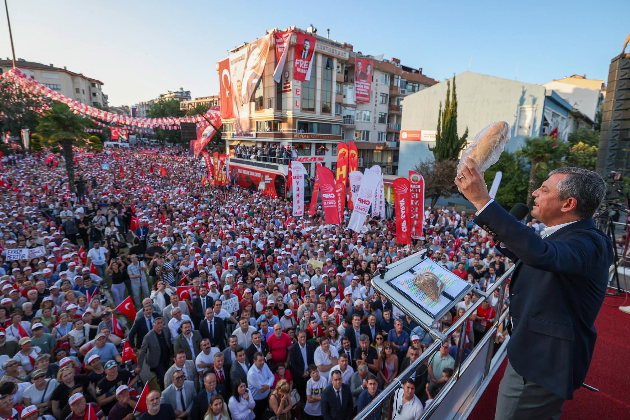 Özgür Özel Tekirdağ’da Halkla Buluştu: “Kibir Kulelerini Yıkacağız, Halkın İktidarını Kuracağız!”