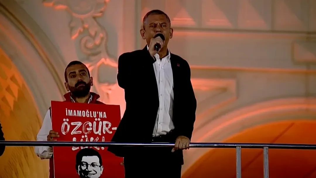 Özgür Özel’den Dikkat Çeken ‘Ayakkabı Kutusu’ Göndermesi: “Babacığım Sıfırladım” Dedi, O da Oldu!”