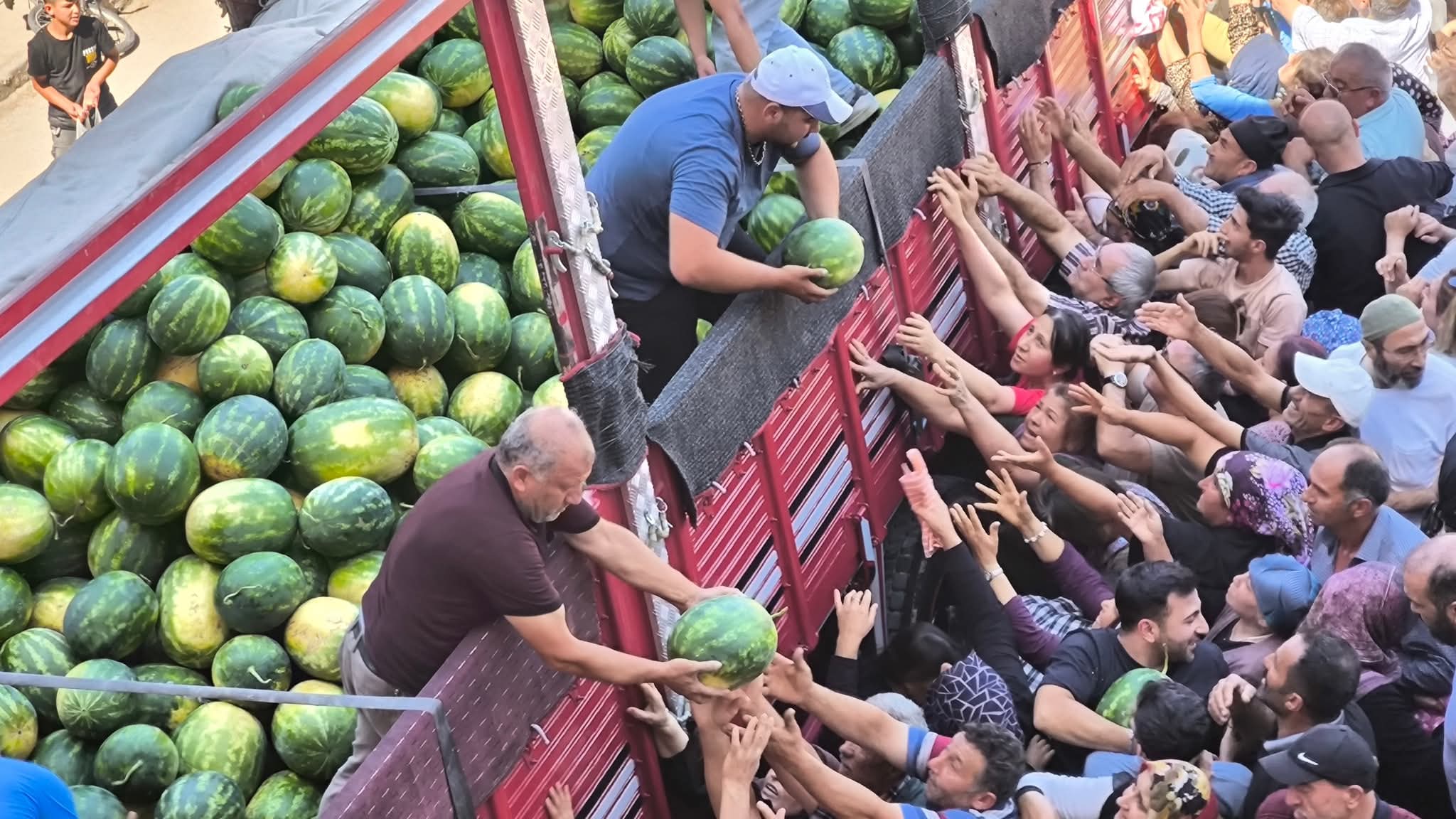 Zile’de “Eller Havaya Karpuz Bayramı”! 26 Ton Karpuz Ücretsiz Dağıtıldı