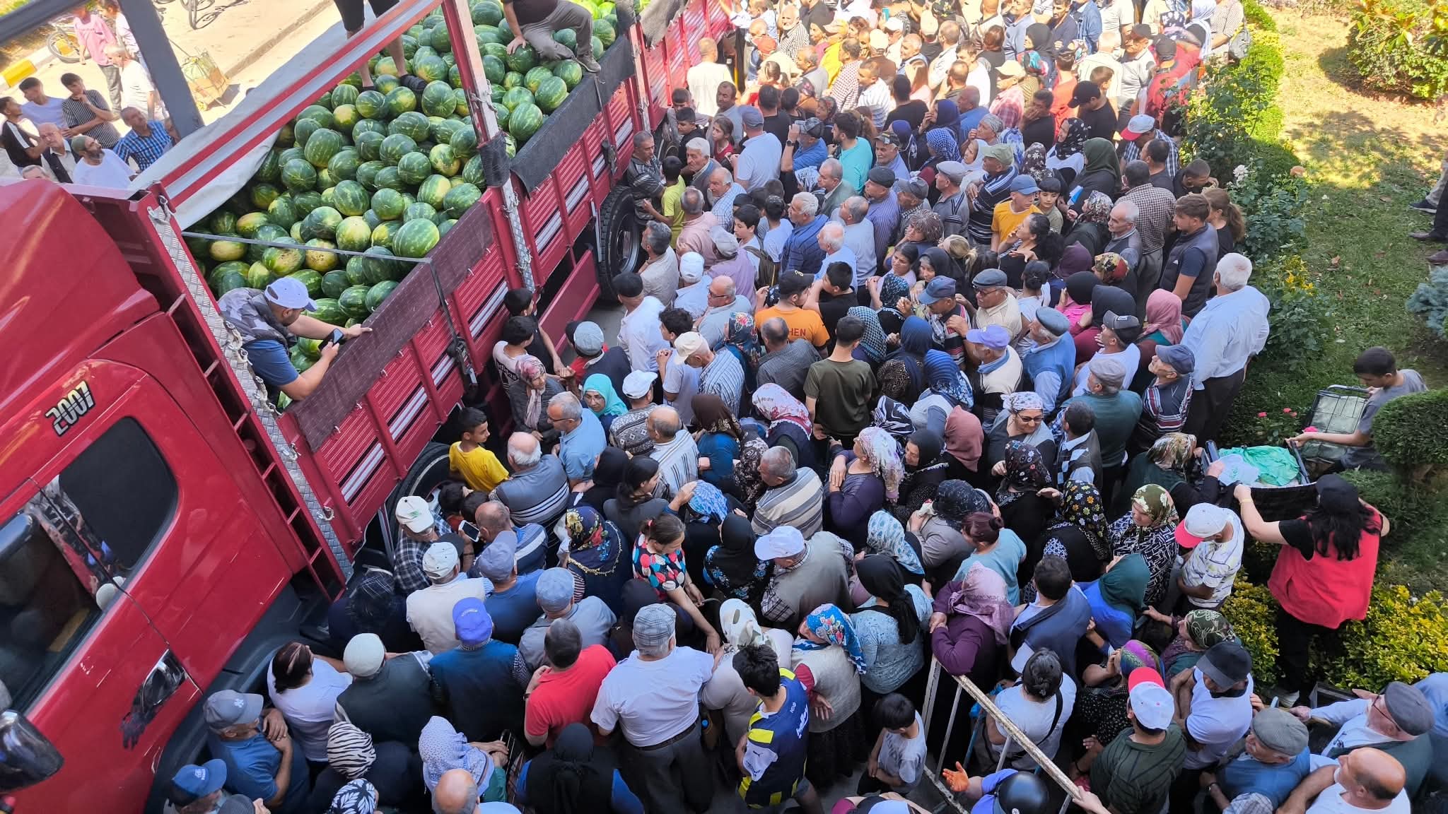 Zile’de “Eller Havaya Karpuz Bayramı”! 26 Ton Karpuz Ücretsiz Dağıtıldı