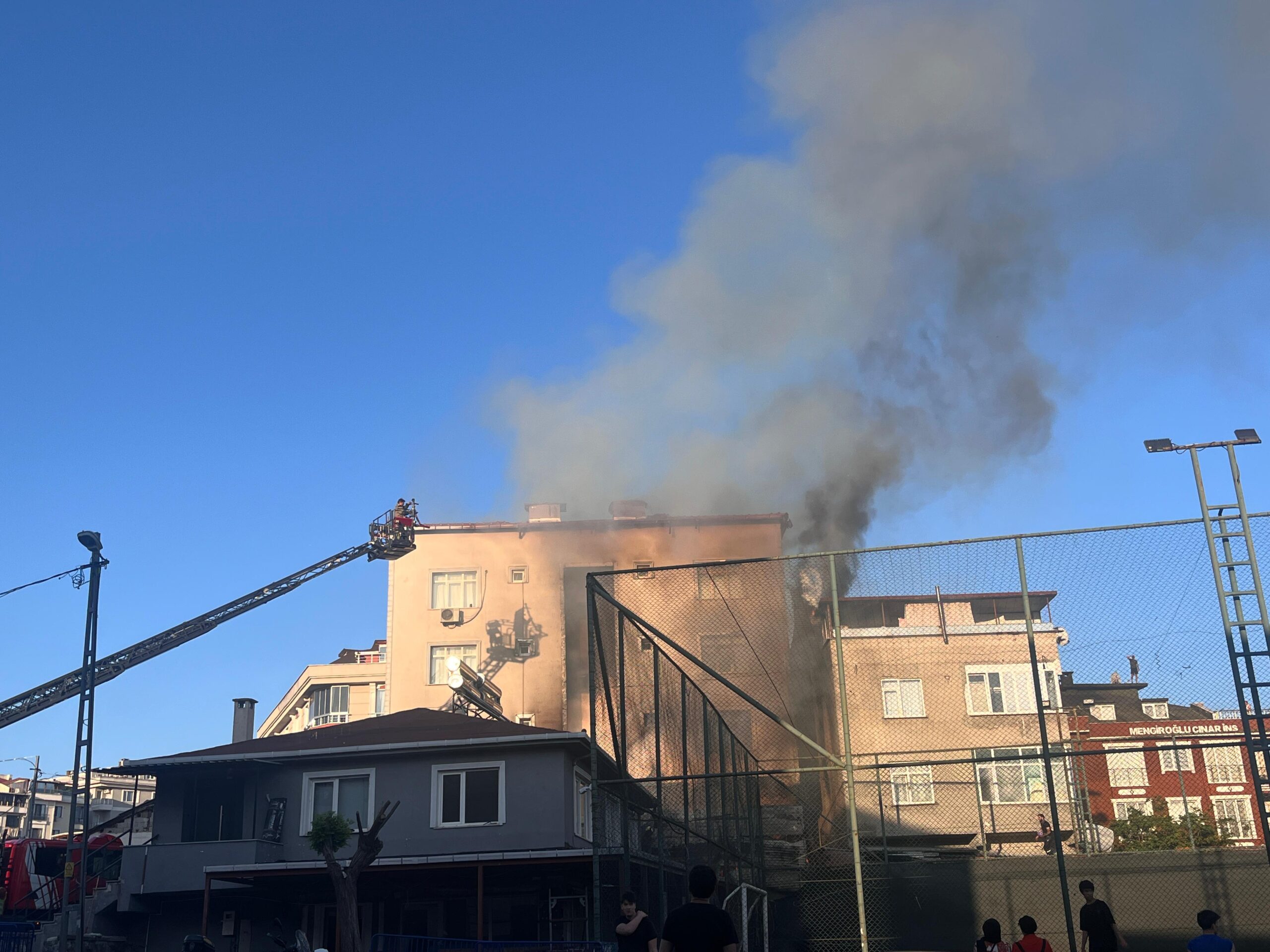 Çekmeköy’de Korkutan Çatı Yangını