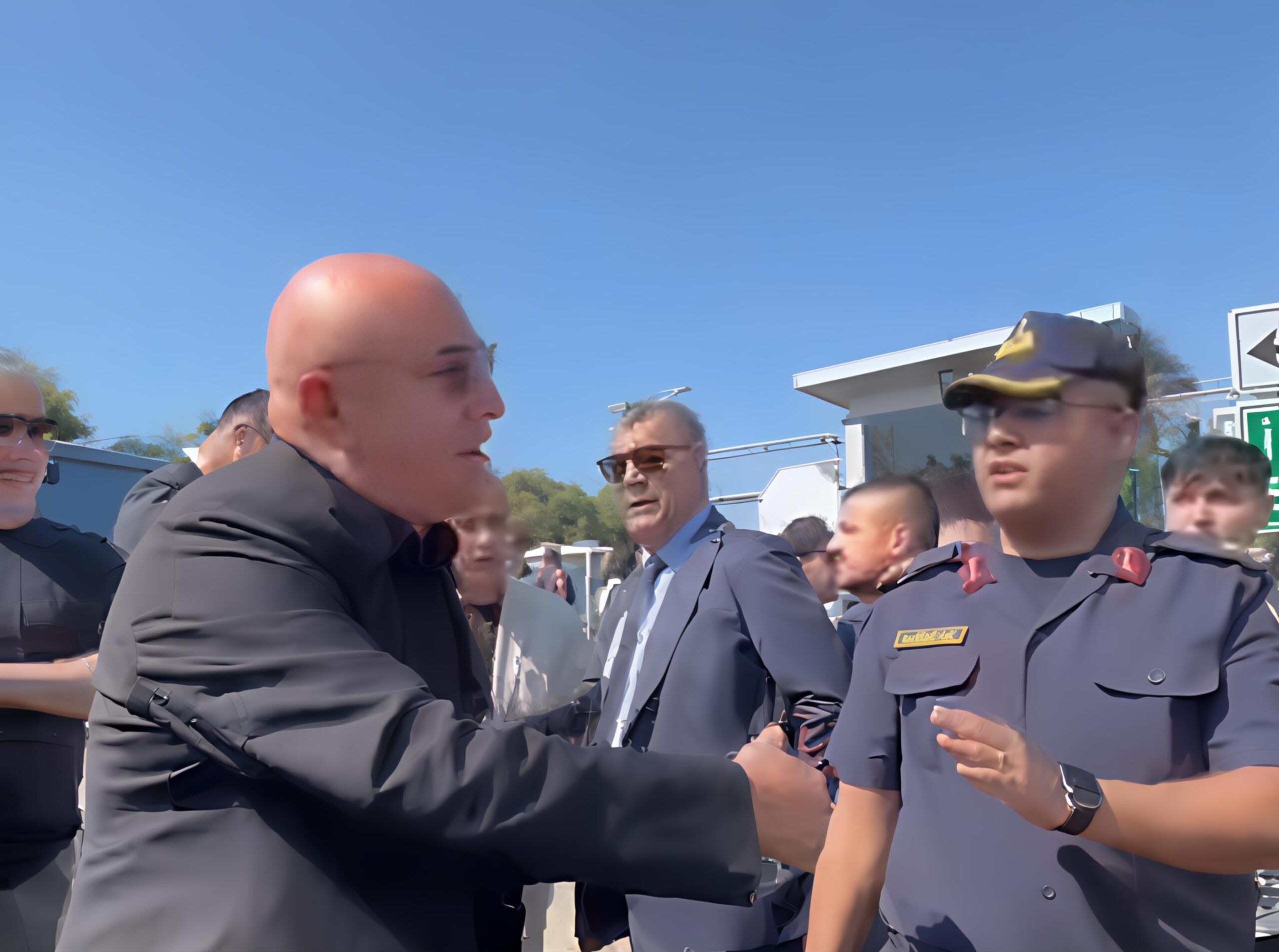 Silivri Cezaevi Önünde Gerilim: Mahmut Tanal’dan Jandarma Komutanına Sert Tepki – “17 Yıldır Böyle Bir Engel Yoktu, Bugün Niye Yaşıyoruz?”