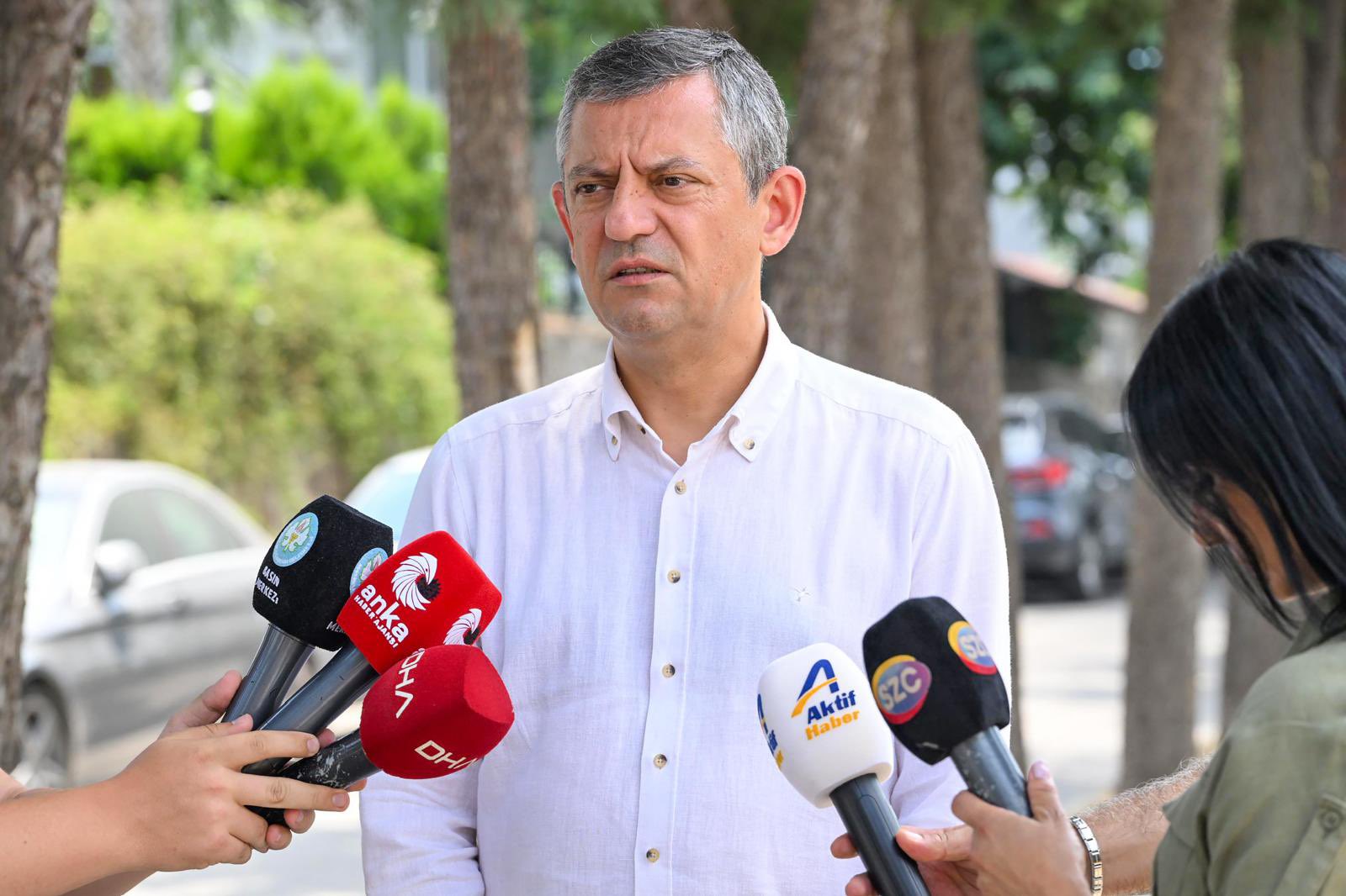 Özgür Özel’den Vefa Dolu Bir Hareket: Merhum Başkan Zeyrek’in Kızı Nehir’i YKS’ye Kendi Götürdü