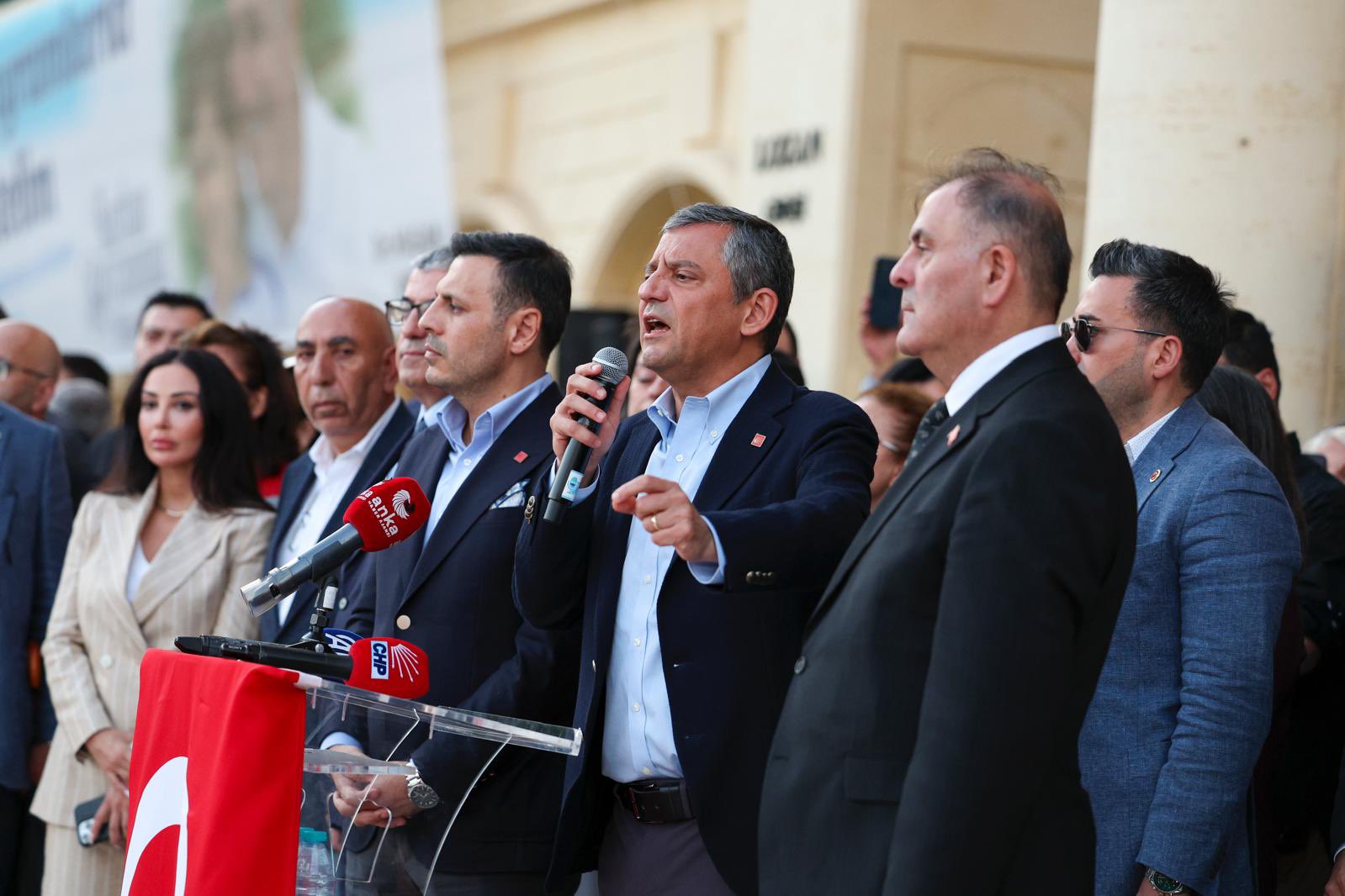 CHP Lideri Özgür Özel'den Antalya'da Sert Mesajlar: "Siz Yasakladıkça Biz Çoğaldık"