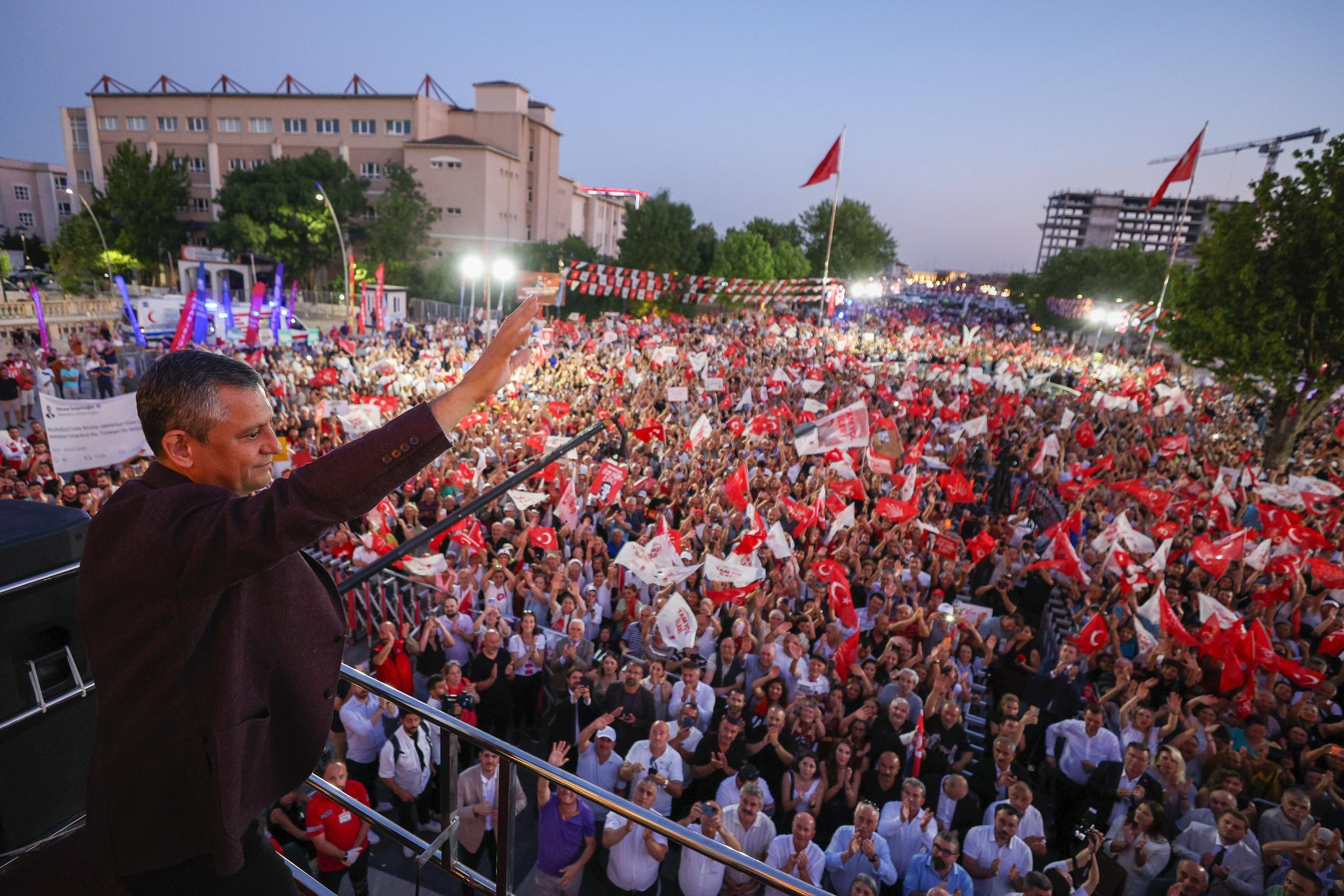 Özgür Özel’den Büyükçekmece’de Sert Sözler: “Kişi Kendinden Bilir İşi!”