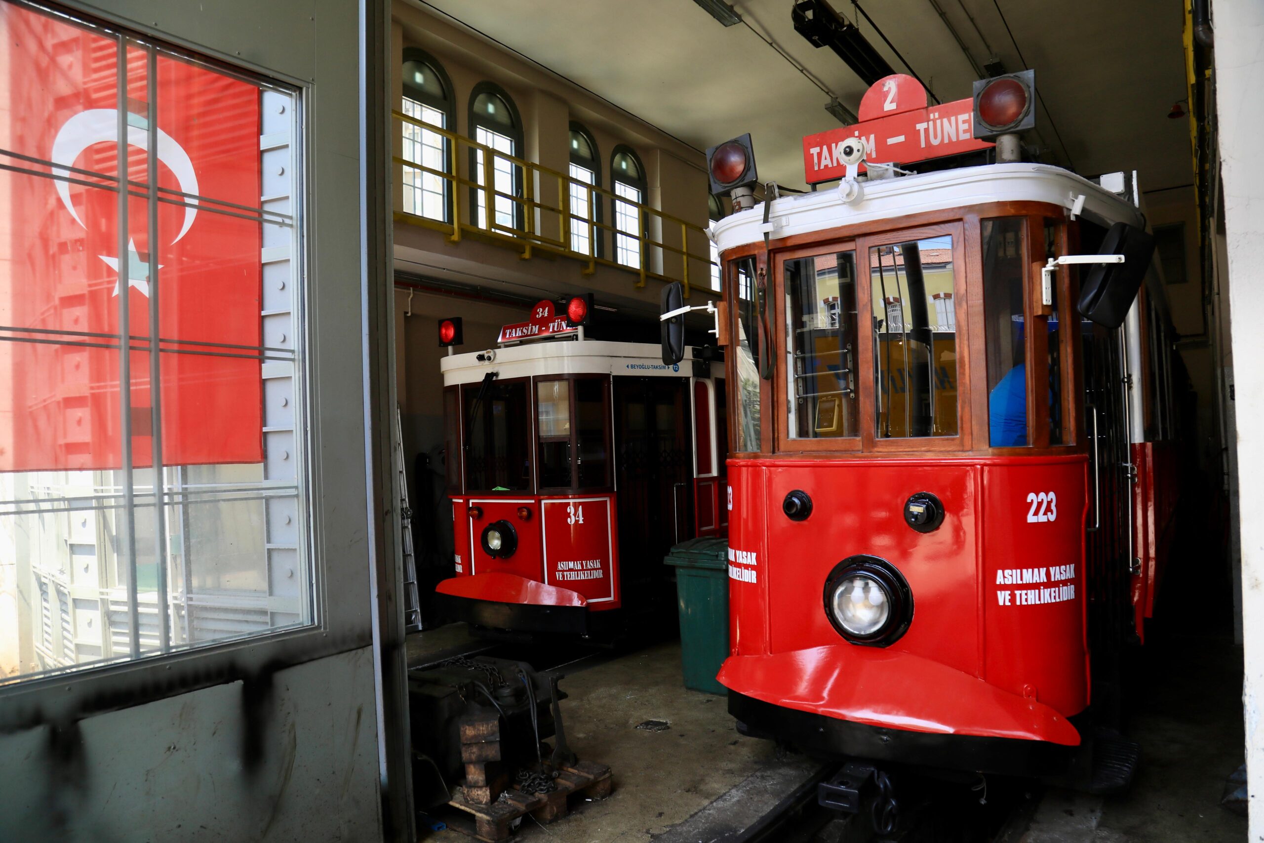 İSTANBUL’UN TARİHİ NOSTALJİK TRAMVAYI YENİLENDİ