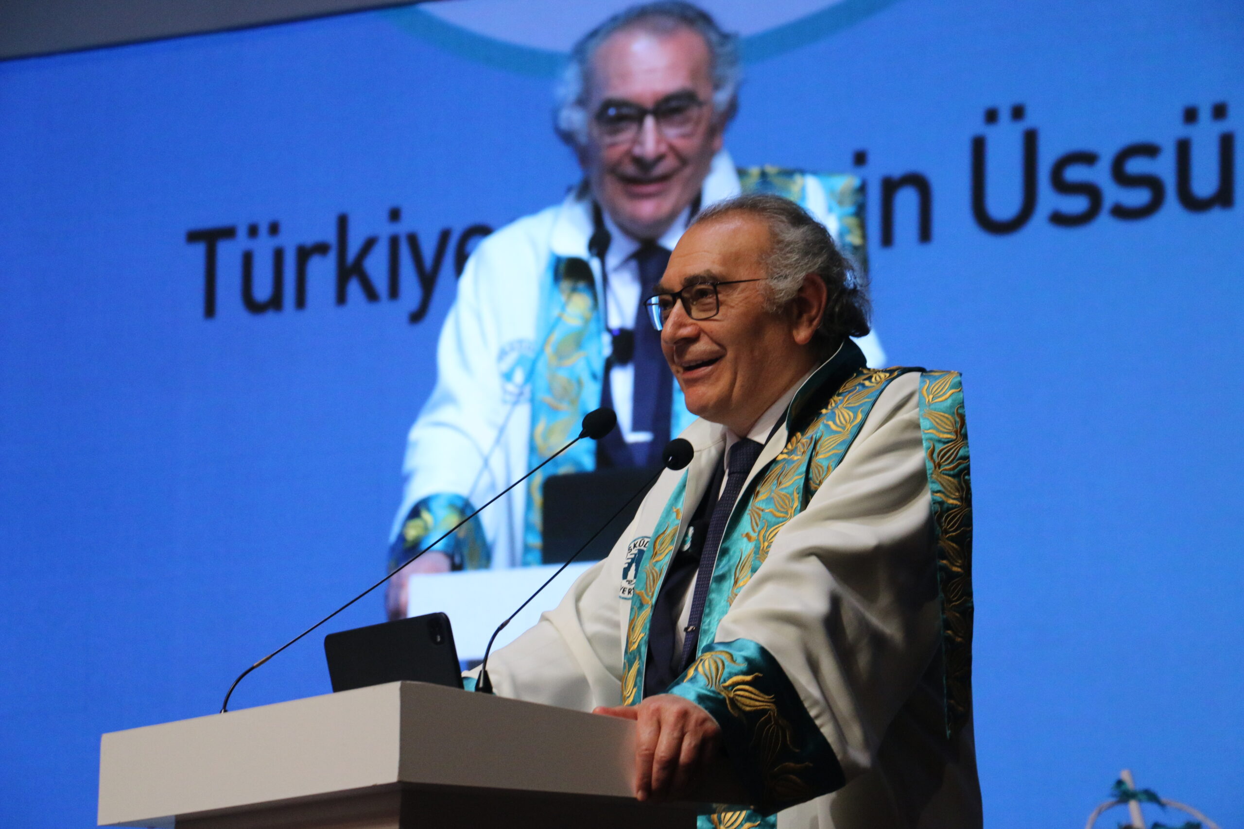 Üsküdar Üniversitesi 12. Dönem Mezuniyet Coşkusu: “Algoritmaların Değil, İnsanların Ustalaşması Gerekiyor”