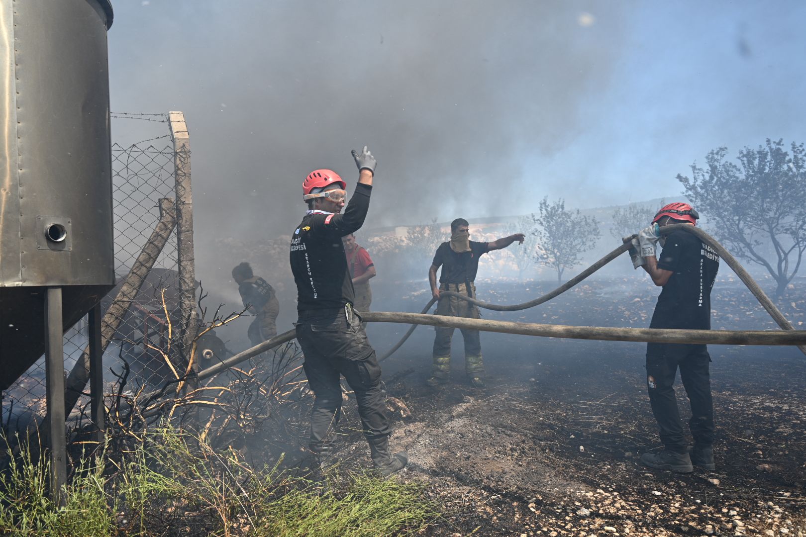 İBB Ekipleri İzmir Yangınlarında Kritik Rol Üstlendi: 75 Personel, 27 Araçla Müdahale