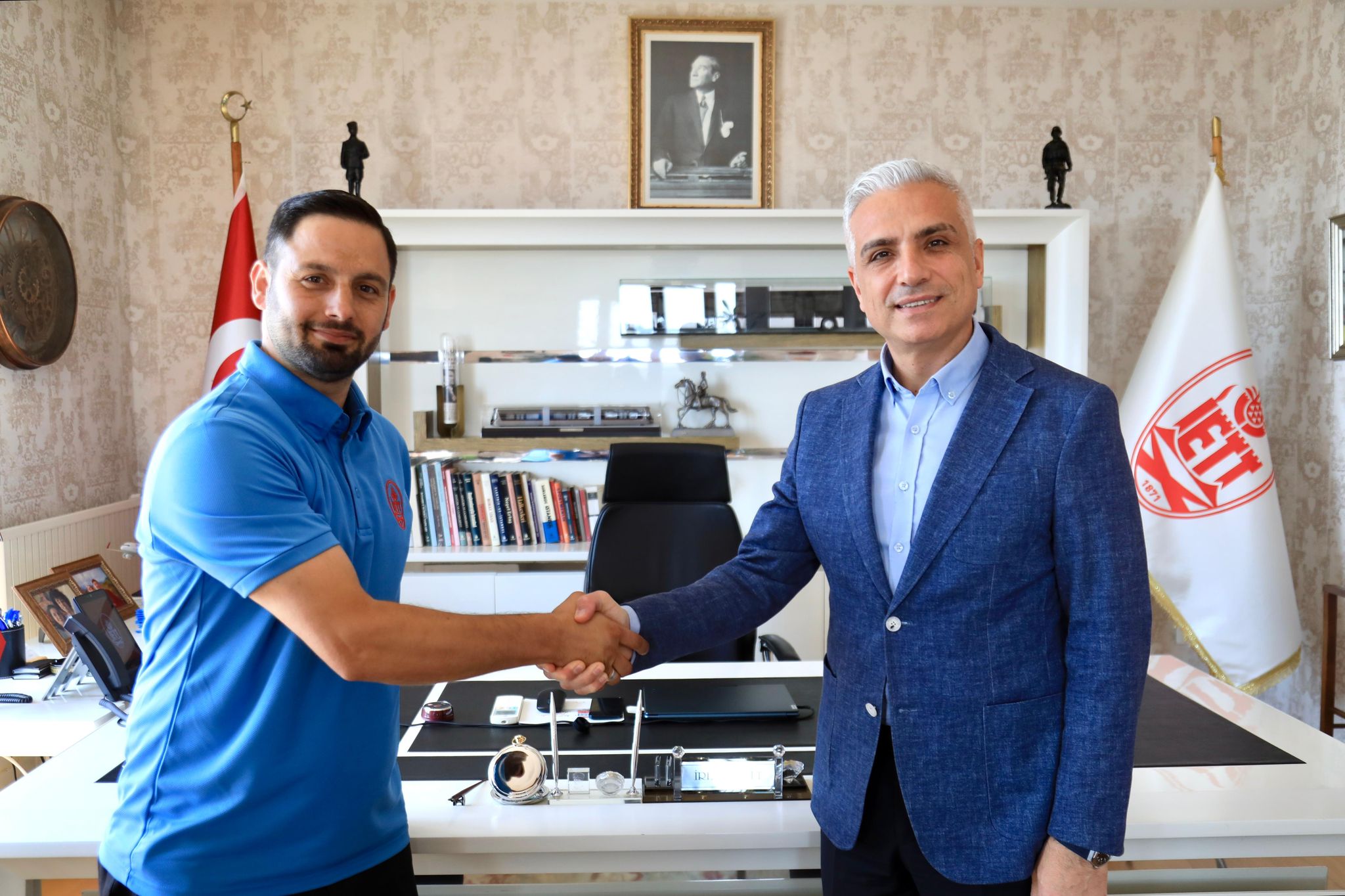 İETT Şoförü Yanan Türk Bayrağını Kurtardı, Kahramanlığı Kameraya Yansıdı