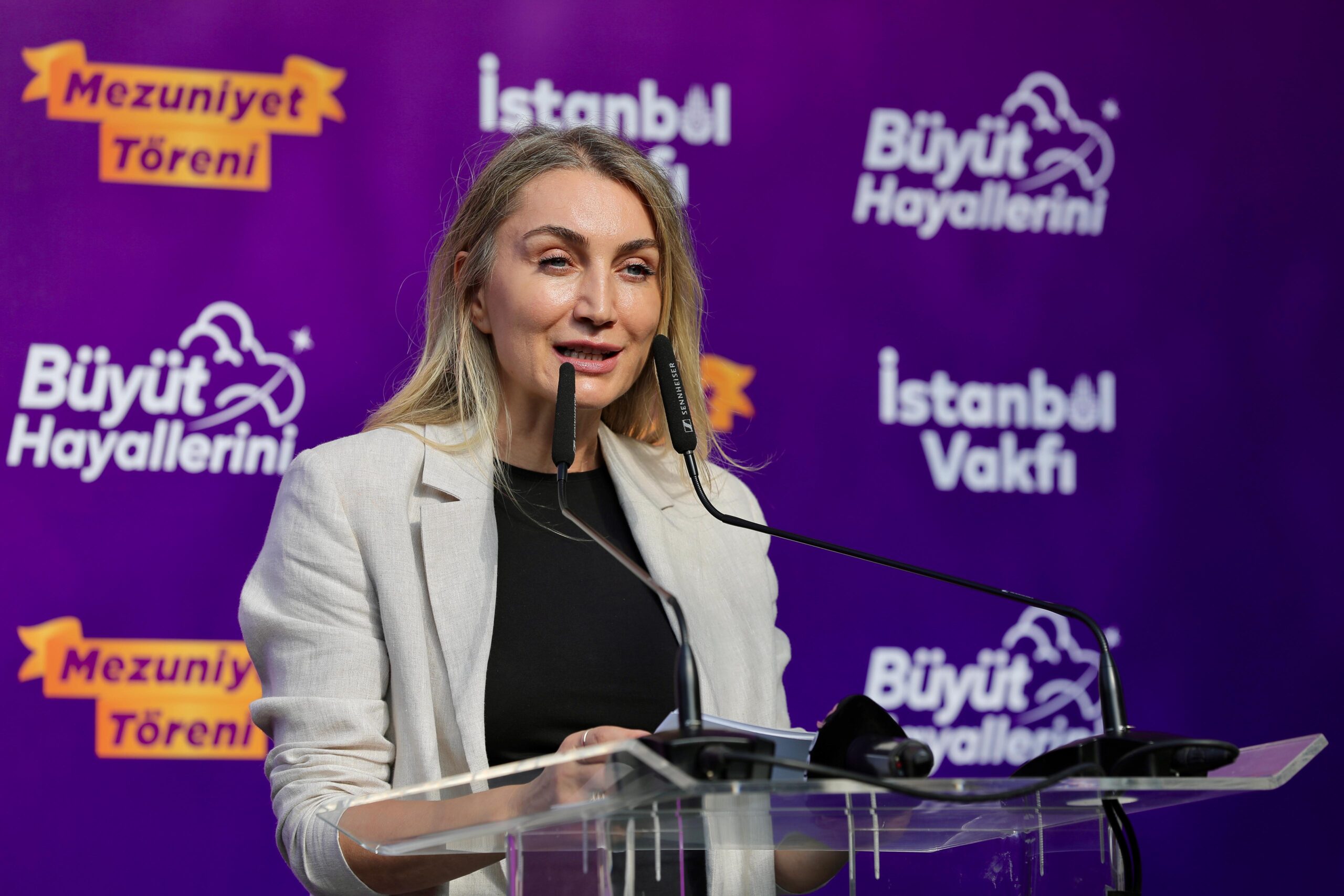 Büyüt Hayallerini” Mezuniyet Töreni: Nuri Aslan ve Dilek Kaya İmamoğlu’ndan Umut ve Dayanışma Mesajları