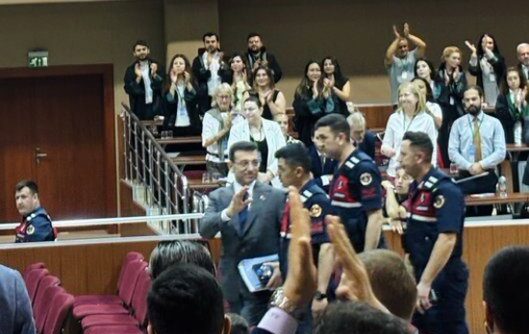 Ekrem İmamoğlu Duruşma Salonuna “Cumhurbaşkanı” Sloganlarıyla Girdi, Dik Duruşuyla Dikkat Çekti