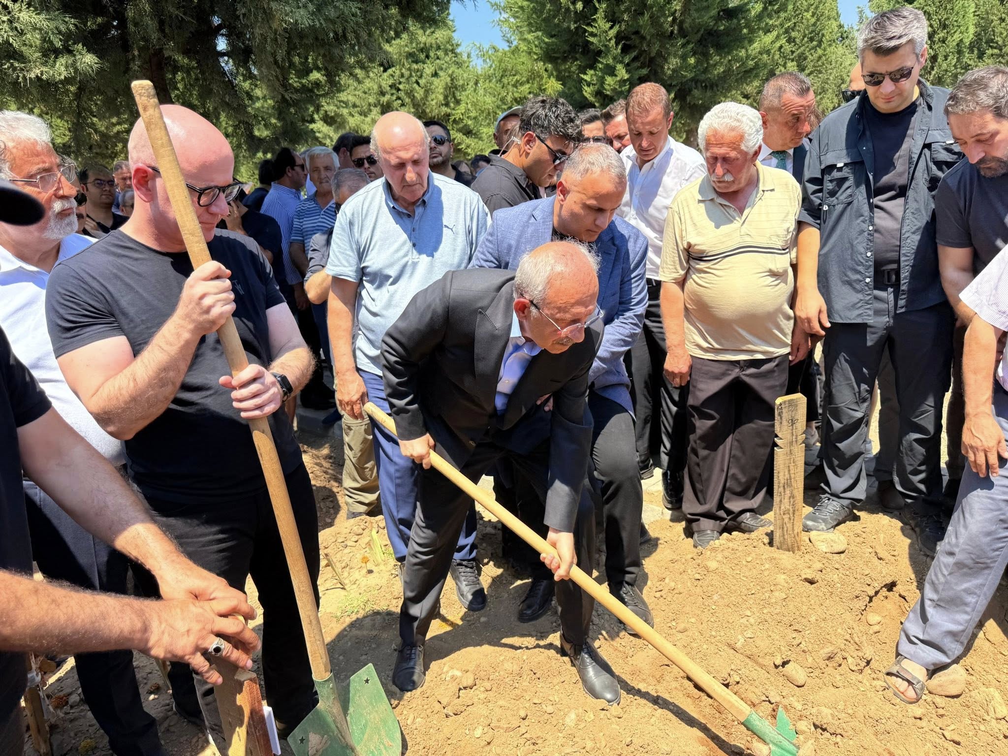 Adil Kılıçdaroğlu, Son Yolculuğuna Uğurlandı
